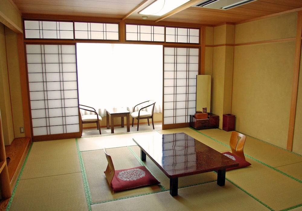 トラディショナル ルーム 共用バスルーム 客室内のダイニングエリア0 | 下呂温泉 冨岳