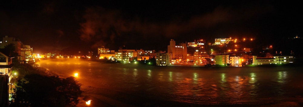 トラディショナル ルーム 共用バスルーム レイク ビュー1 | 下呂温泉 冨岳