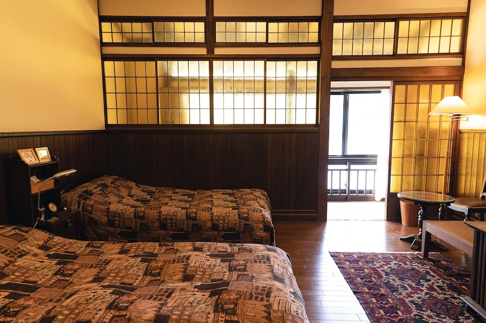 デラックス ツインルーム 共用バスルーム 客室1 | ホテル花小宿