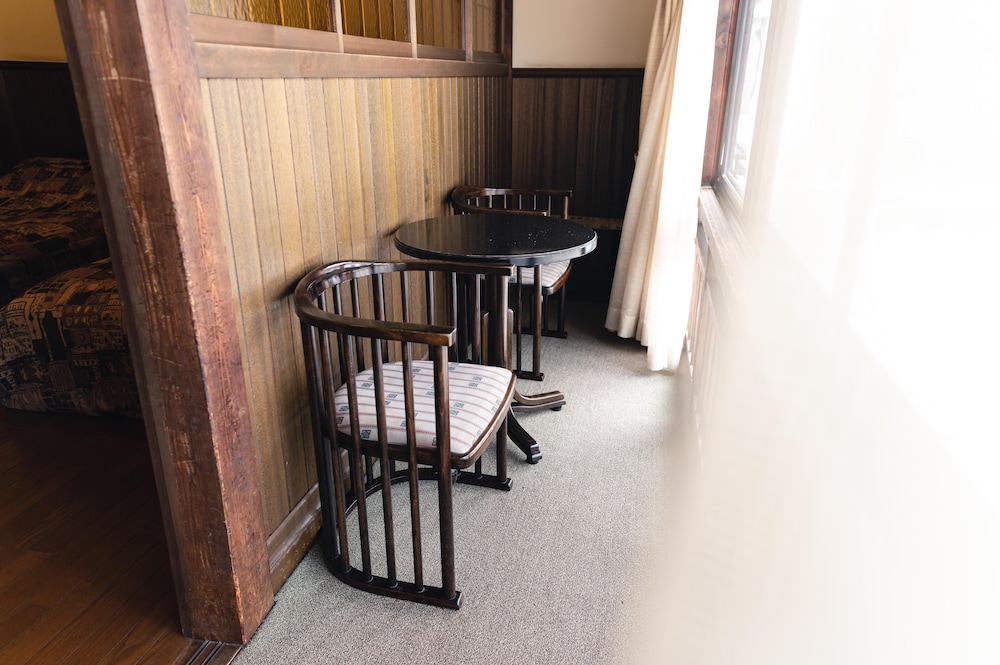 デラックス ツインルーム 共用バスルーム 客室の設備とサービス0 | ホテル花小宿