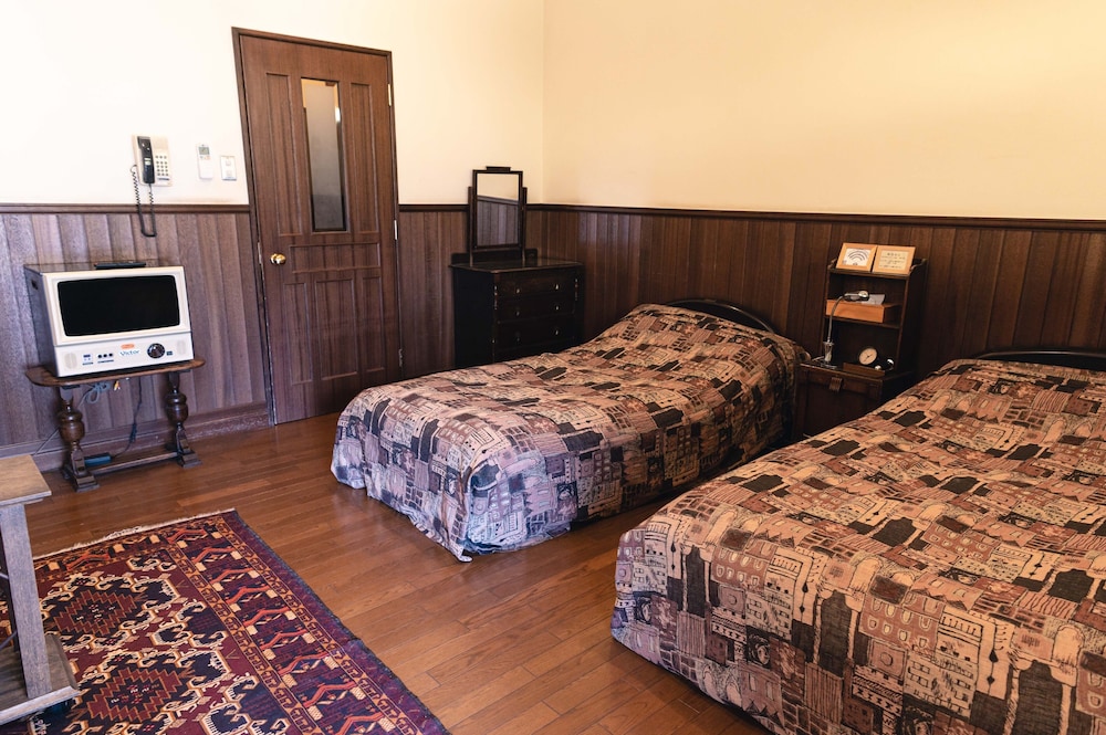 スタンダード ツインルーム 共用バスルーム 客室1 | ホテル花小宿