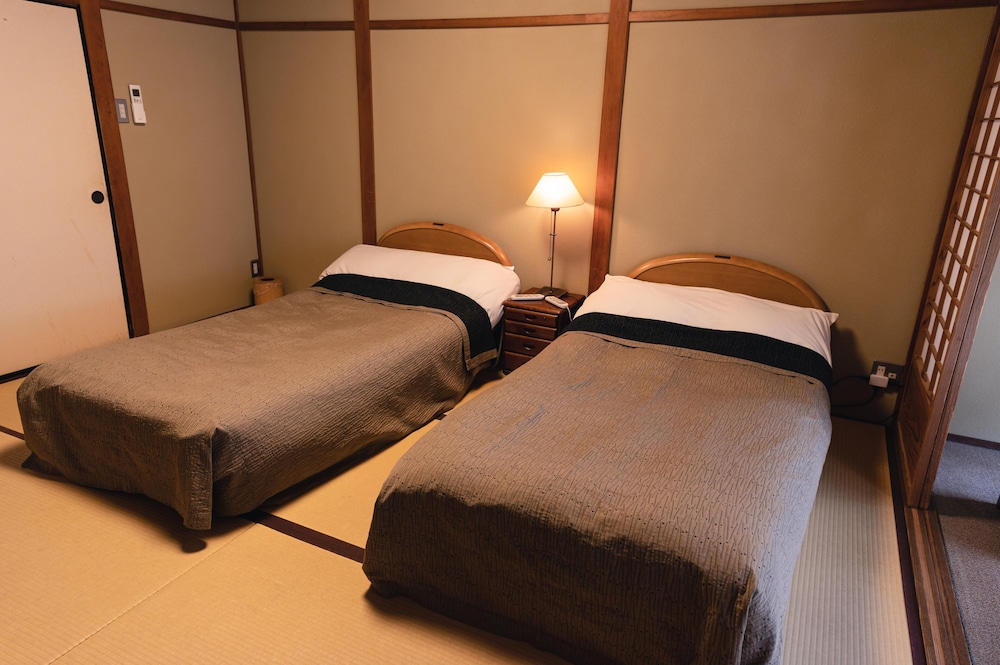 スタンダード和室 ベッド付 共用バスルーム 客室1 | ホテル花小宿
