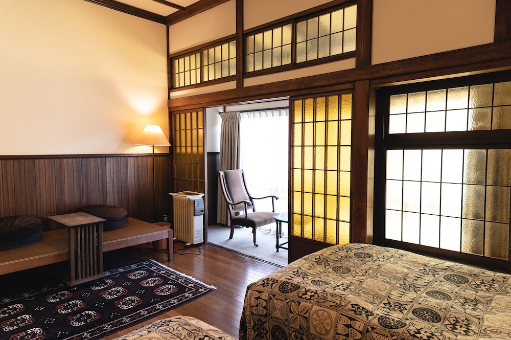 デラックス ツインルーム 共用バスルーム 客室4 | ホテル花小宿