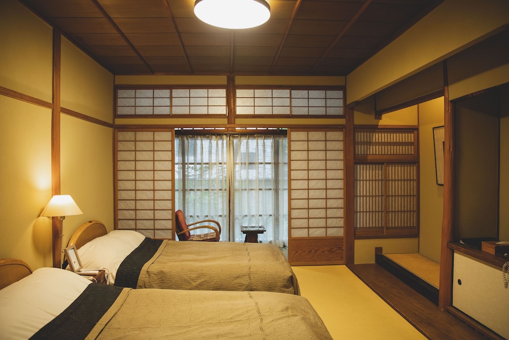 スタンダード和室 ベッド付 共用バスルーム | ホテル花小宿