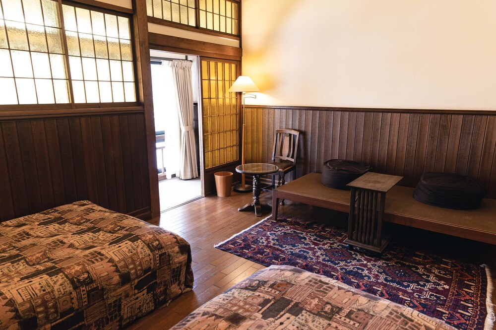 デラックス ツインルーム 共用バスルーム 客室2 | ホテル花小宿