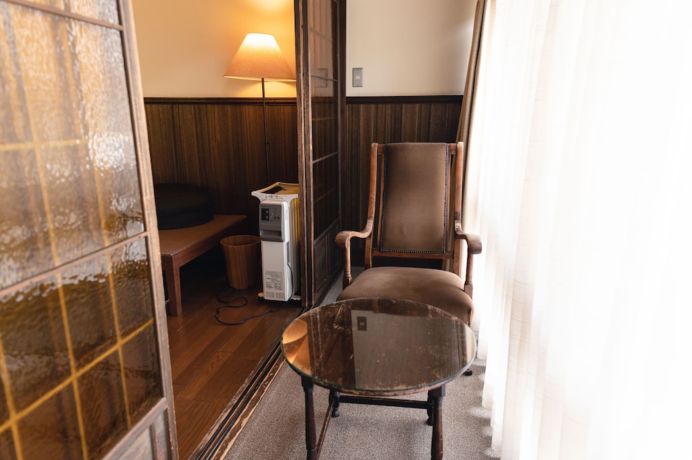 デラックス ツインルーム 共用バスルーム 客室の設備とサービス1 | ホテル花小宿