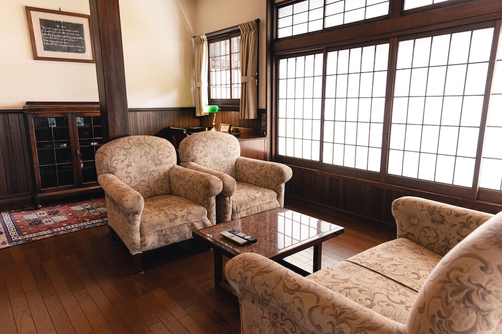 スイート 共用バスルーム リビングルーム1 | ホテル花小宿