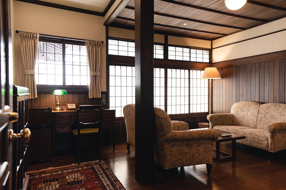 スイート 共用バスルーム リビングルーム0 | ホテル花小宿