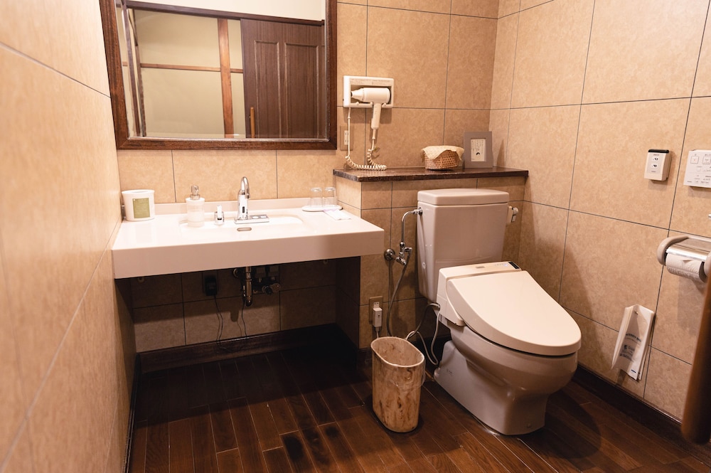 デラックス和室　2人部屋　ベッド付　共用バスルーム 客室の設備とサービス0 | ホテル花小宿