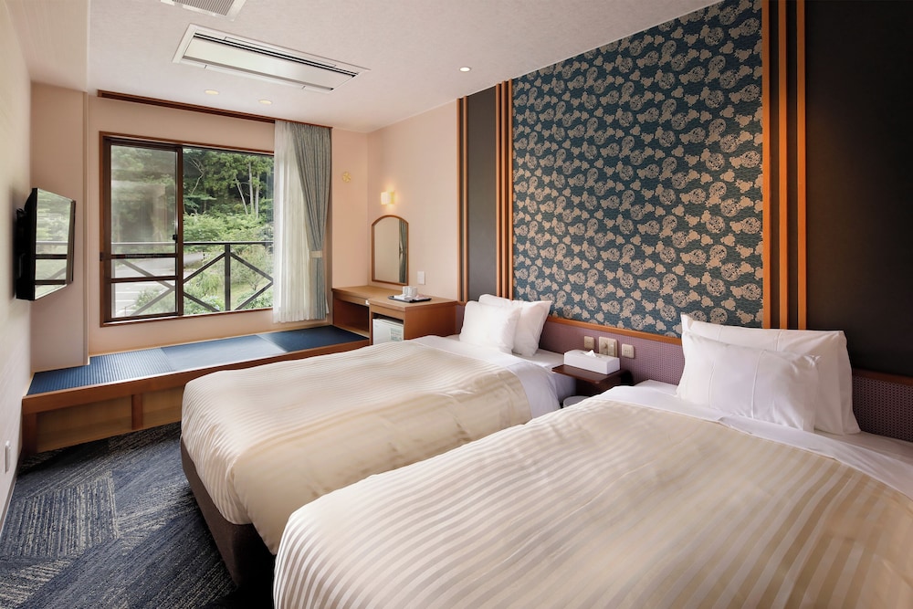 ベーシック ツインルーム シングルベッド 2 台 客室1 | 箱根の森おかだ