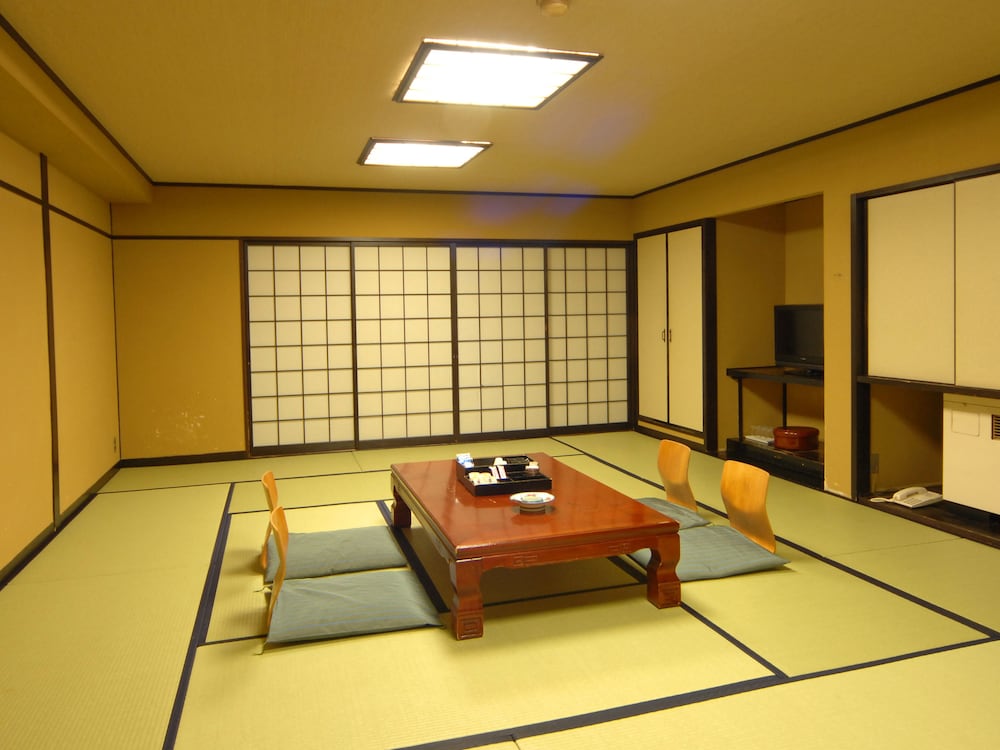 和室10畳低層階 (1歳以下のお子様には食事・寝具付きません) 客室2 | ホテルくさかべアルメリア