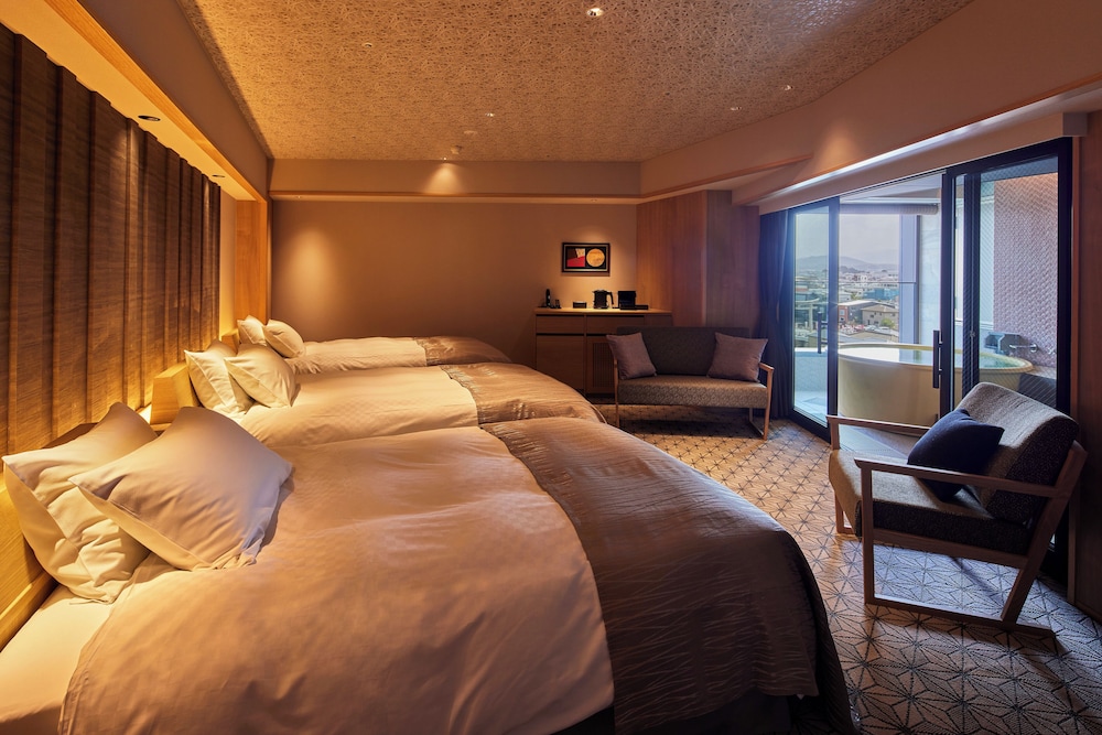 ユニバーサルルーム ‐ 君子香 (禁煙) 客室1 | 湯元こんぴら温泉華の湯 紅梅亭