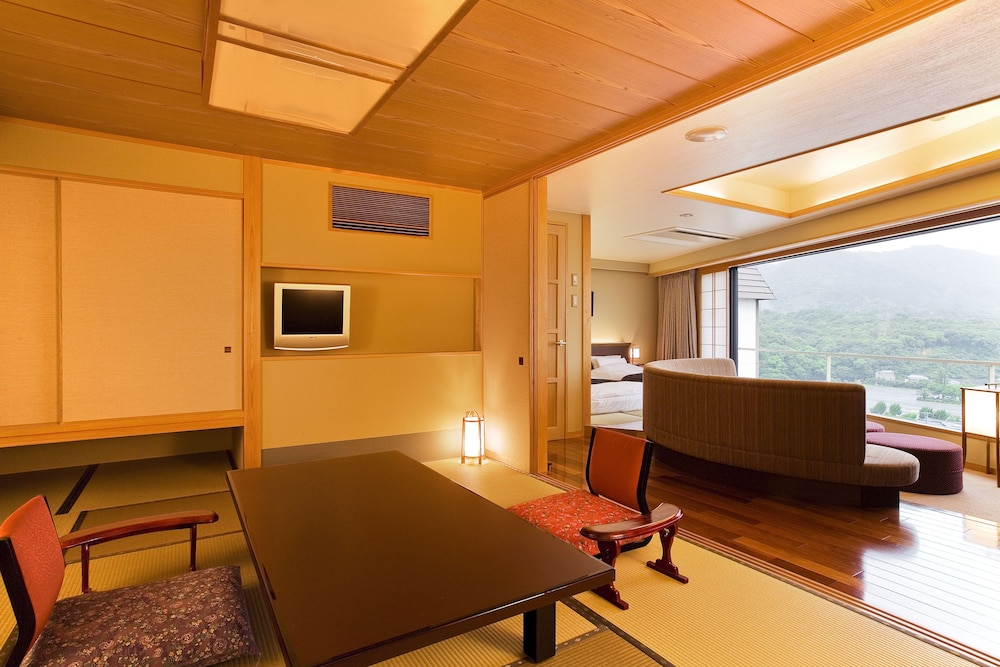 コーナースイート ‐ 山草花 客室露天風呂付 (禁煙) 客室2 | 湯元こんぴら温泉華の湯 紅梅亭