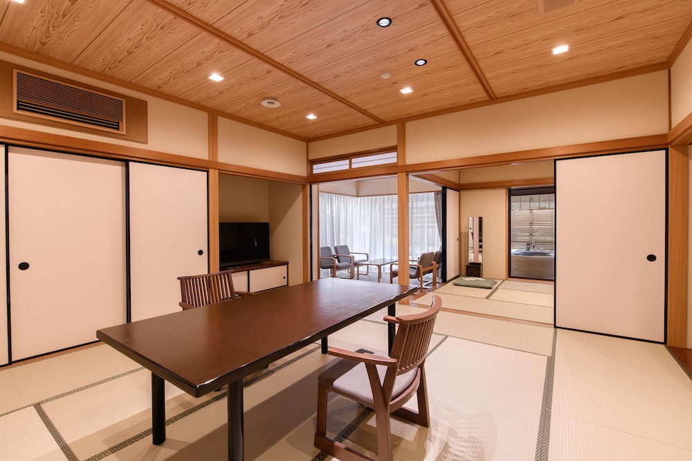 ラグジュアリー トリプルルーム 禁煙 専用バスルーム 客室1 | 古屋旅館