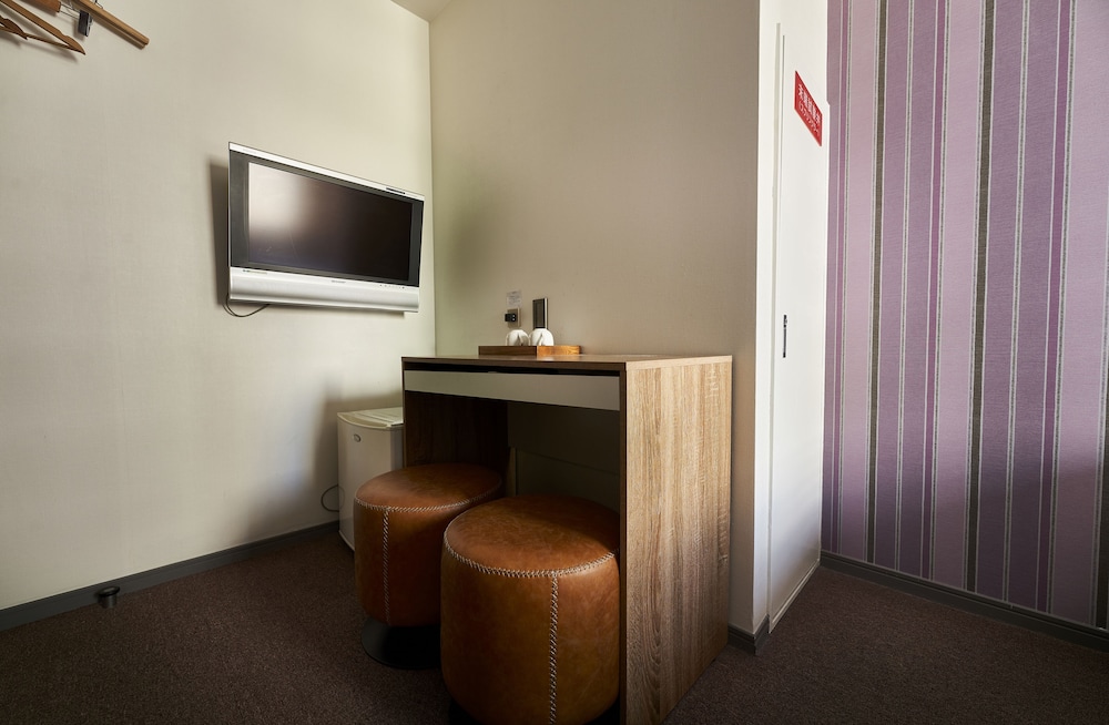 スタンダード ツインルーム シングルベッド 2 台 禁煙 共用バスルーム 客室1 | ホテルモーニングボックス大阪心斎橋