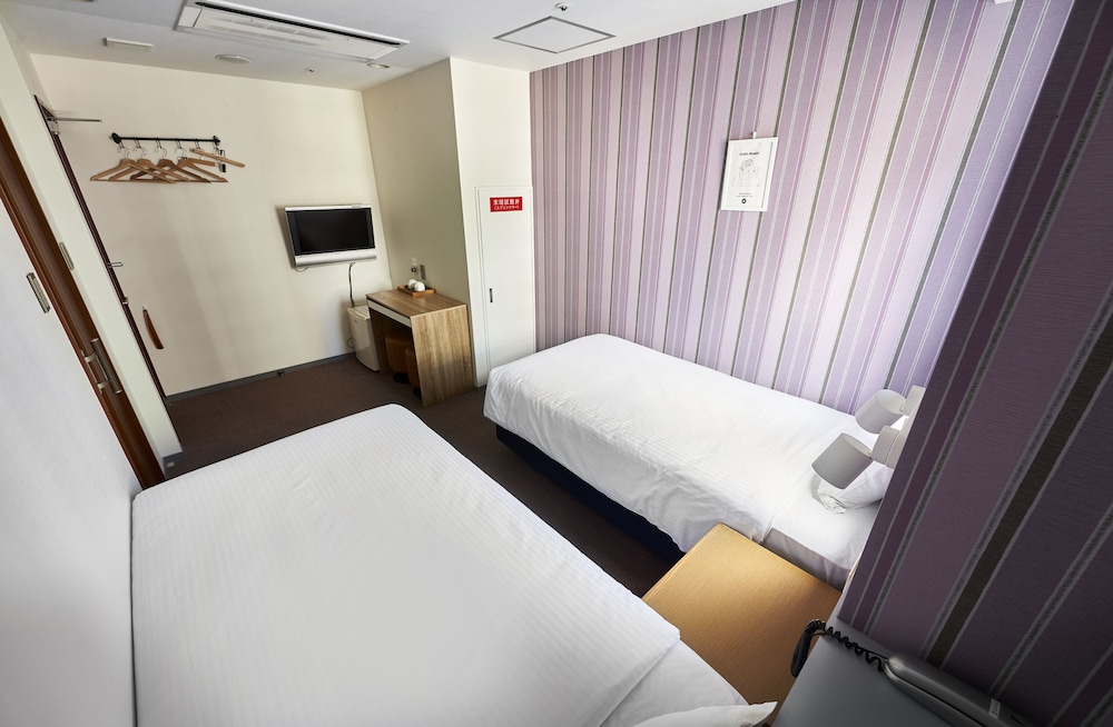 スタンダード ツインルーム シングルベッド 2 台 禁煙 共用バスルーム 客室2 | ホテルモーニングボックス大阪心斎橋