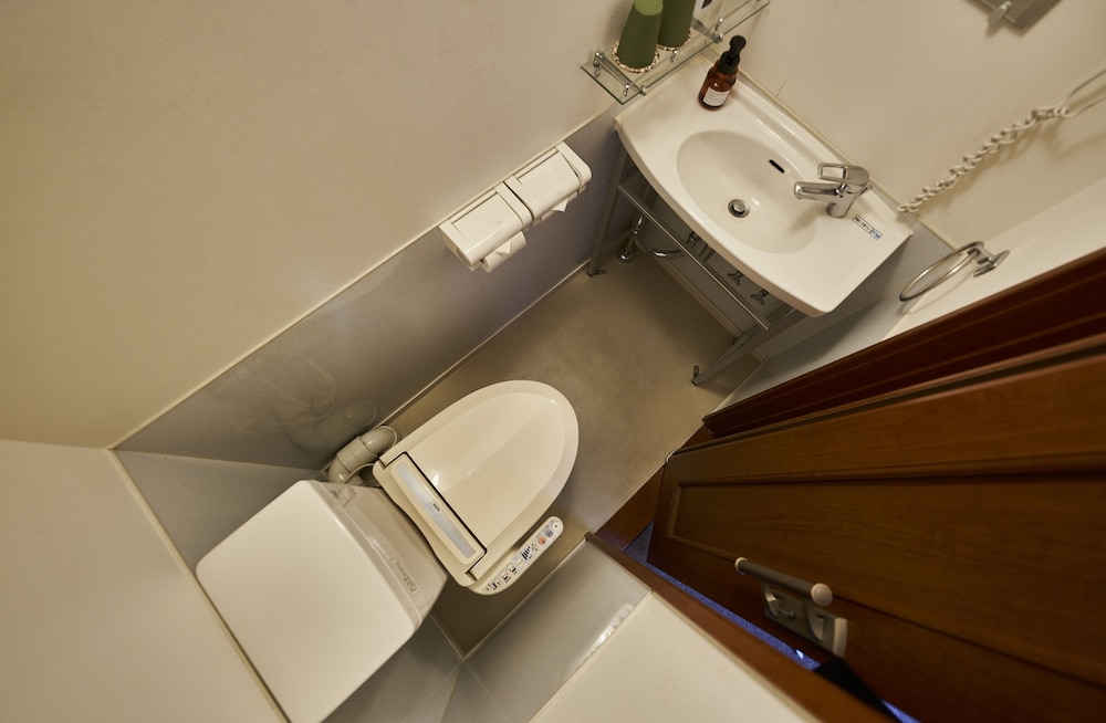 スタンダード ツインルーム シングルベッド 2 台 禁煙 共用バスルーム 客室3 | ホテルモーニングボックス大阪心斎橋