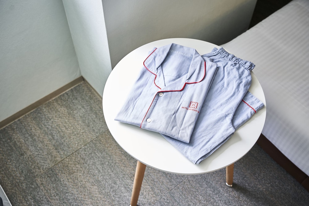 スタンダード ツインルーム シングルベッド 2 台 禁煙 共用バスルーム 客室4 | ホテルモーニングボックス大阪心斎橋