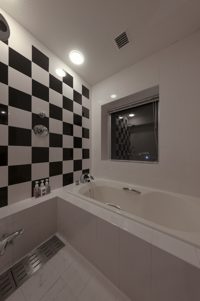 デラックス ツインルーム 禁煙 (3歳から有料) バスルーム1 | 富良野ナチュラクスホテル