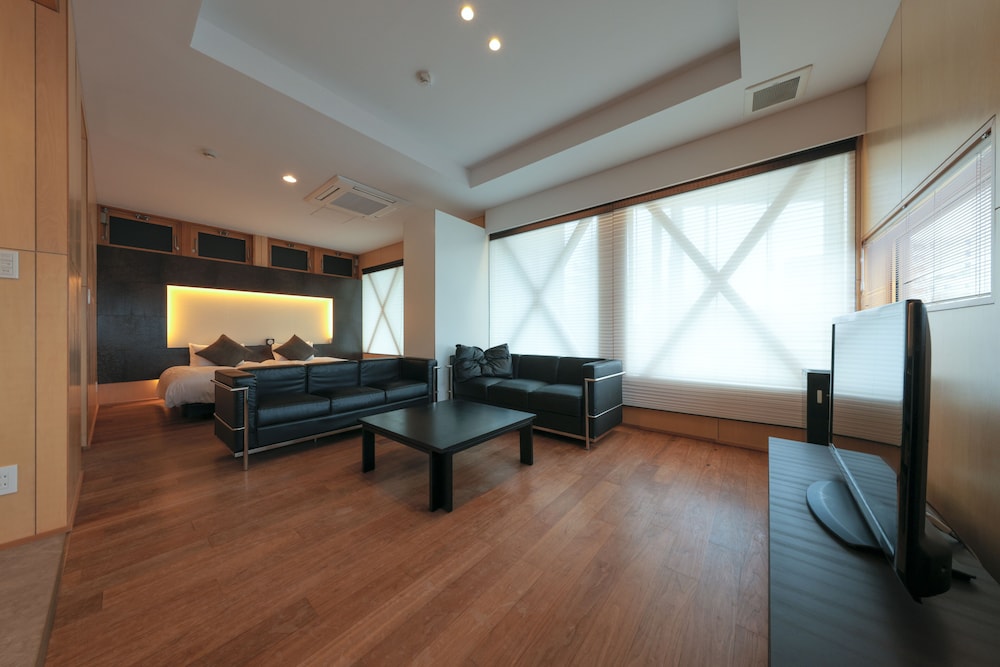 別邸101号室(1階)、禁煙(43平米) (3歳から有料) リビング エリア0 | 富良野ナチュラクスホテル