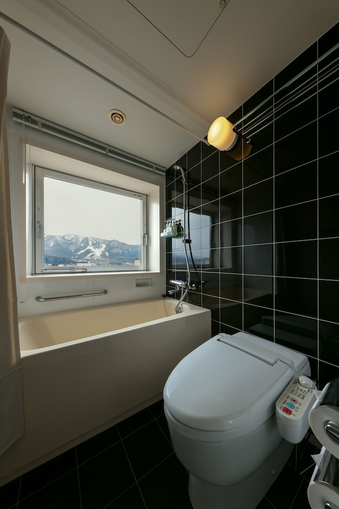 スタンダード ツインルーム 禁煙 (3歳から有料) バスルーム2 | 富良野ナチュラクスホテル