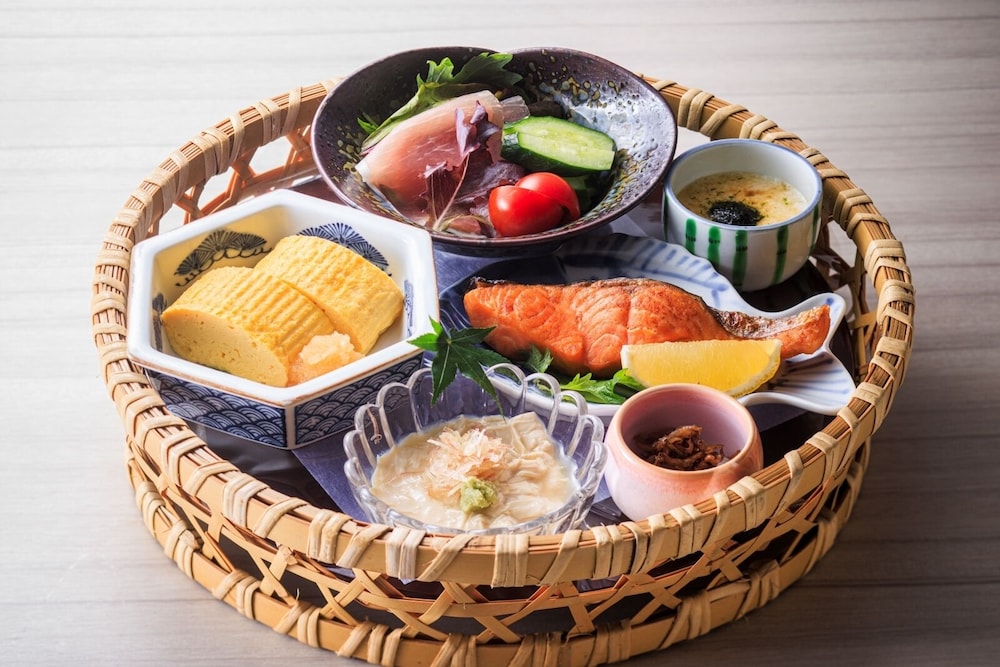 若葉の間　和洋室　料理長おすすめ！グレードアップ会席プラン 客室の設備とサービス1 | 月日亭