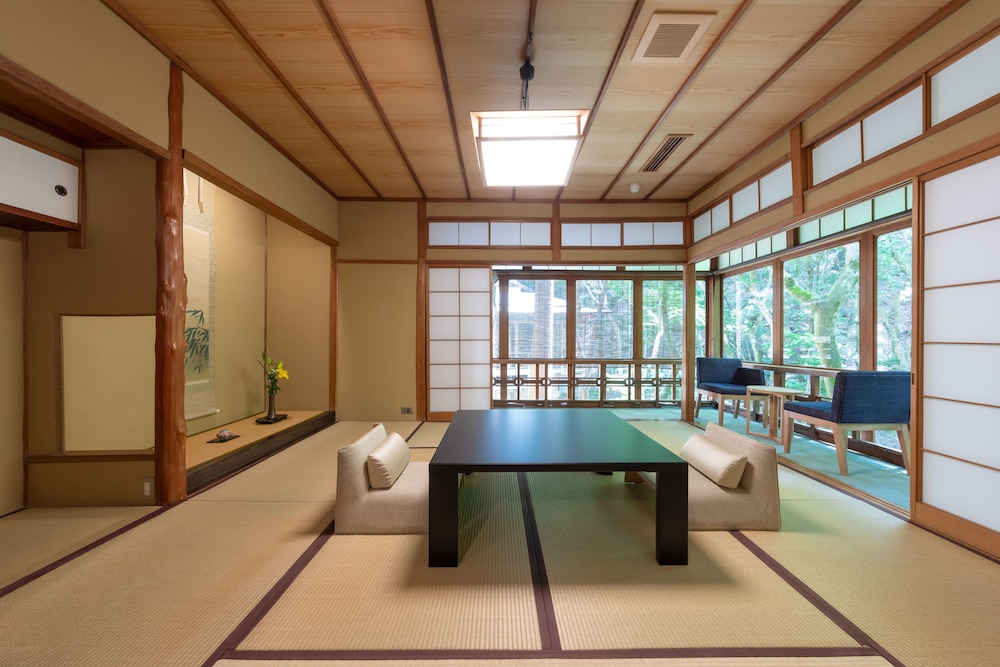 Japanese Traditional Room (8 Tatami Mats with bath, can't serve dinner after 7 P.M.) 客室1 | 奈良・春日奥山 月日亭
