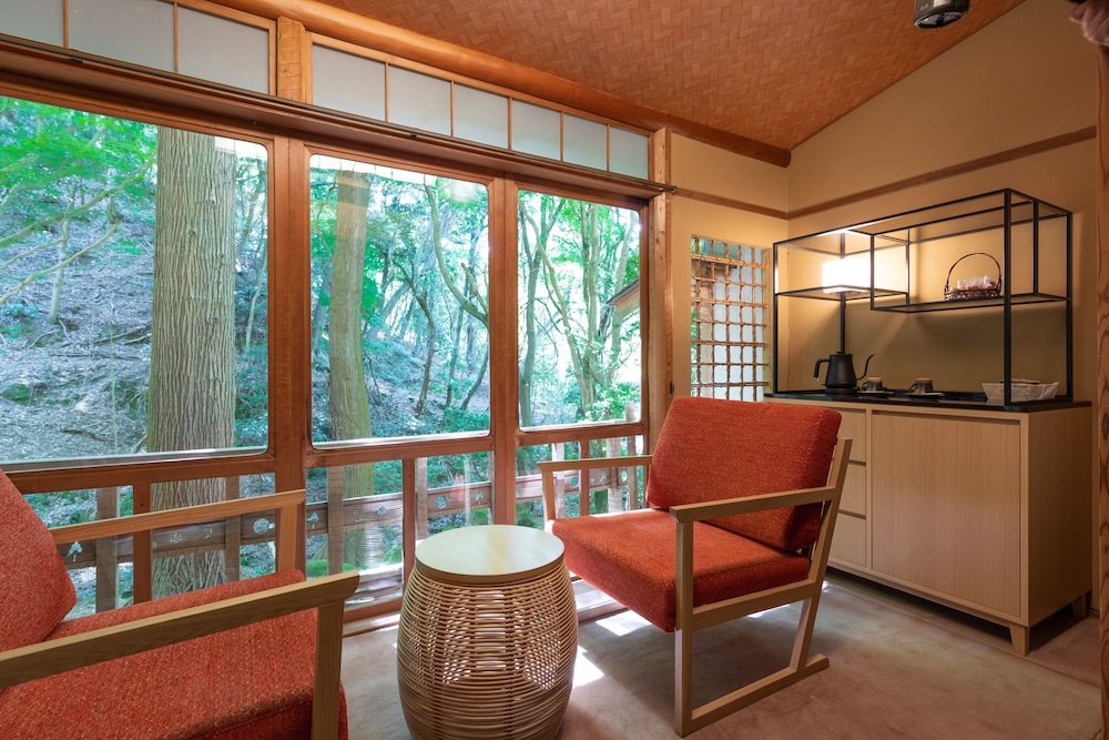Japanese Traditional Room (10 Tatami Mats with bath, can't serve dinner after 7 P.M. ) 客室1 | 奈良・春日奥山 月日亭