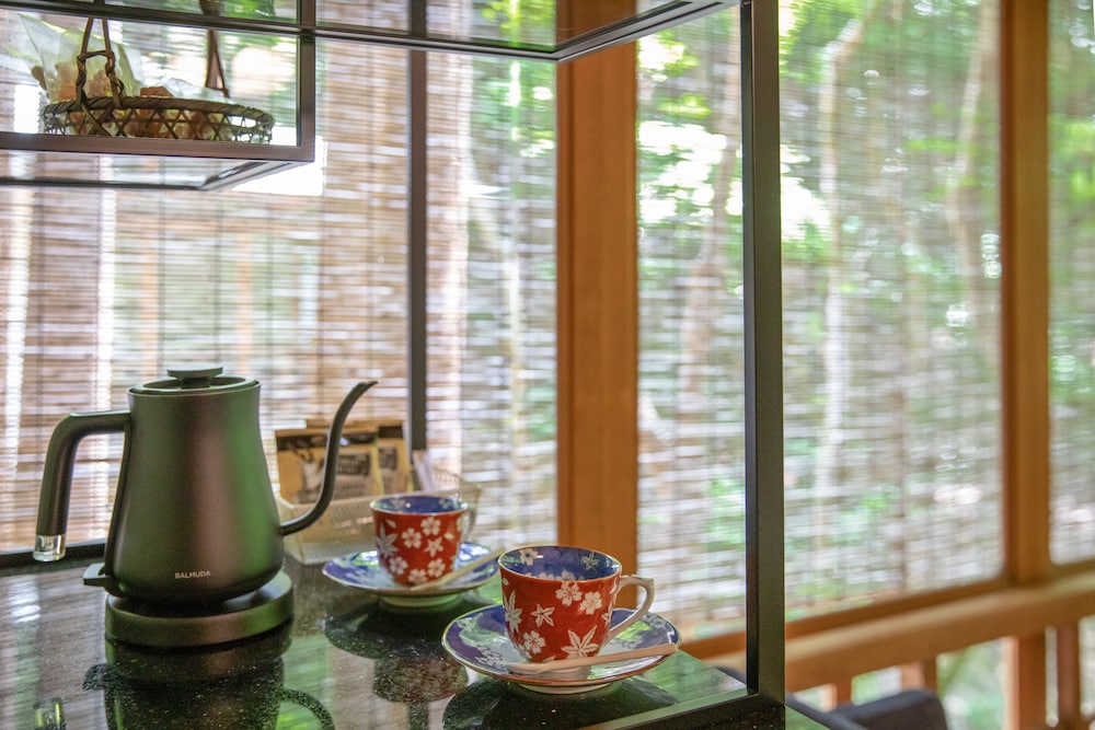 Japanese Traditional Room (8 Tatami Mats with bath, can't serve dinner after 7 P.M.) 客室2 | 奈良・春日奥山 月日亭