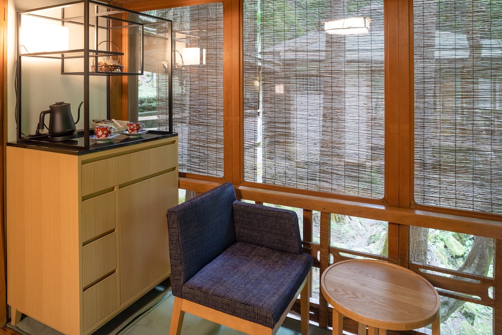 Japanese Traditional Room (8 Tatami Mats with bath, can't serve dinner after 7 P.M.) 客室3 | 奈良・春日奥山 月日亭