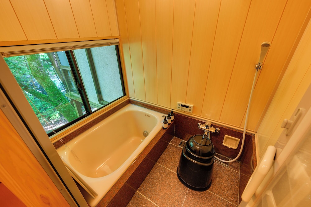 Japanese Traditional Room (8 Tatami Mats with bath, can't serve dinner after 7 P.M.) バスルーム0 | 奈良・春日奥山 月日亭