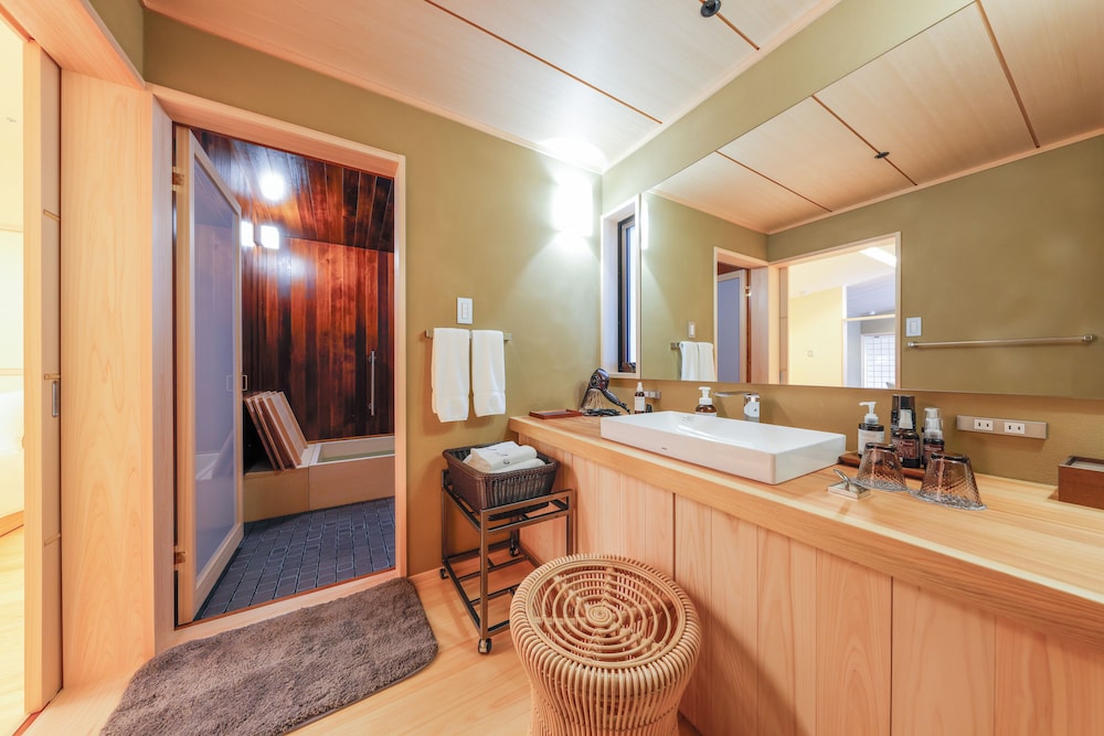 竹の間　和洋室　料理長おすすめ！グレードアップ会席プラン バスルームの設備0 | 月日亭