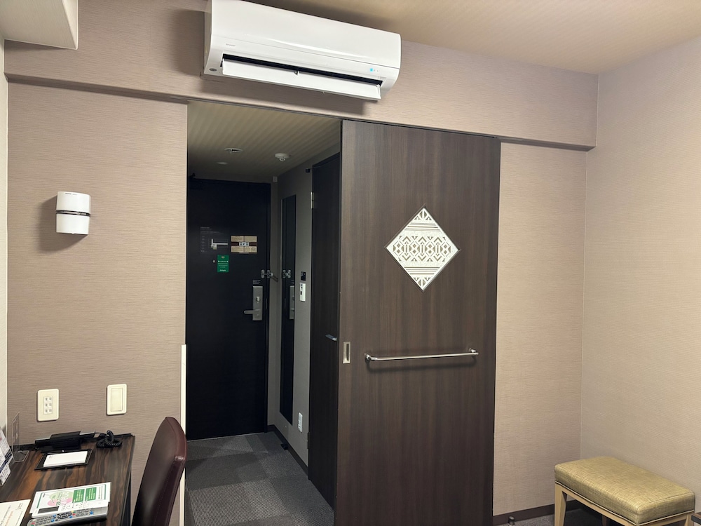 エコノミーダブルルーム 共同バスルーム 禁煙 客室18 | 袖湊の湯 ドーミーインPREMIUM博多・キャナルシティ前