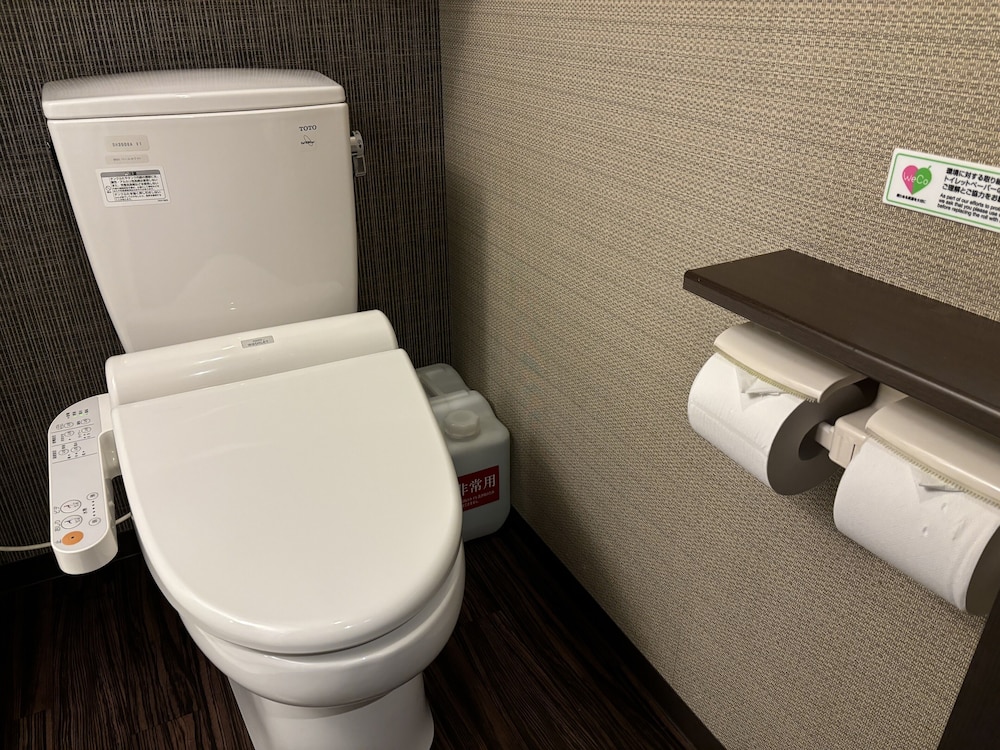 エコノミーダブルルーム 共同バスルーム 禁煙 客室6 | 袖湊の湯 ドーミーインPREMIUM博多・キャナルシティ前
