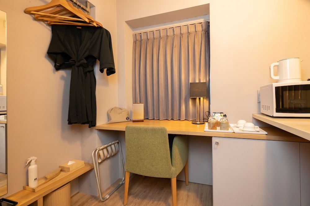 デラックス ダブルルーム フォーキューブ　禁煙 リビングルーム0 | 六本木ホテル S