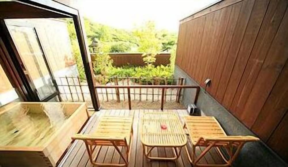 風の棟1階・露天風呂付和室10畳【お食事は遊花亭の個室にて】(チェックインは18：00まで) 深めの浴槽0 | 奈良万葉若草の宿 三笠