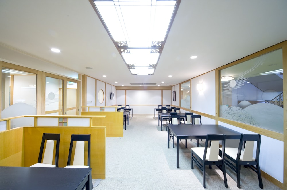 月の棟・和室10畳【お食事はレストラン春日野にて】(チェックインは18：00まで) 客室2 | 奈良万葉若草の宿 三笠