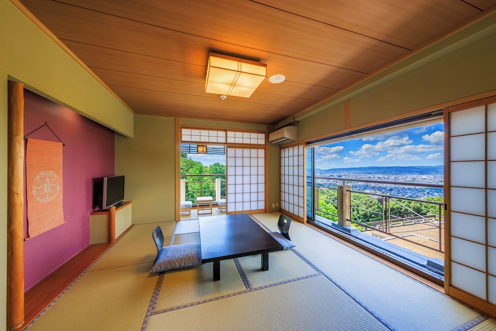 Panoramic Corner Japanese Style Room (Check in until 18:00) 客室3 | 奈良万葉若草の宿 三笠