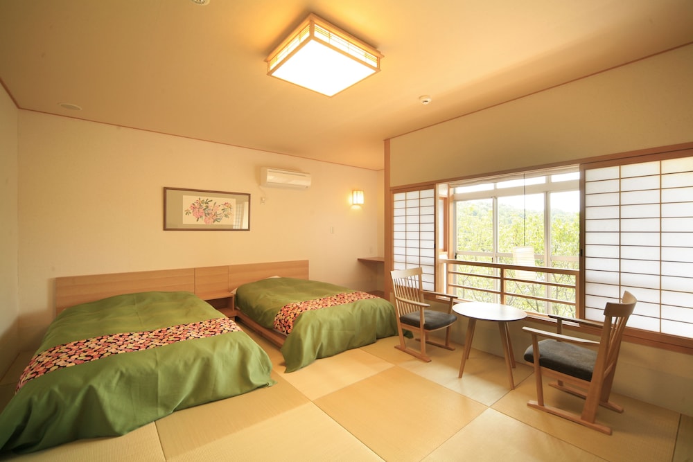 風の棟1階・露天風呂付きメゾネット客室【お食事は遊花亭の個室にて】(チェックインは18：00まで) | 奈良万葉若草の宿 三笠