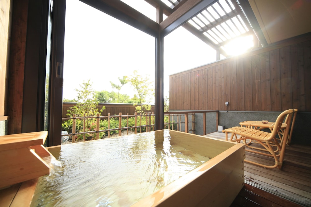 風の棟1階・露天風呂付和室10畳【お食事は遊花亭の個室にて】(チェックインは18：00まで) バスルーム0 | 奈良万葉若草の宿 三笠