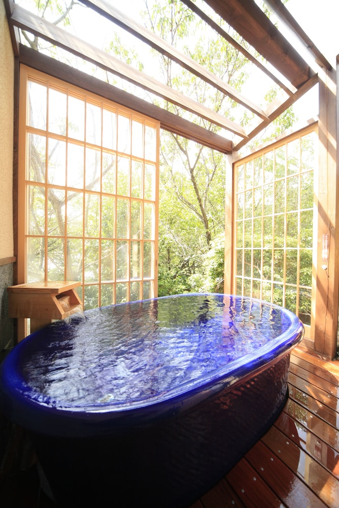 風の棟1階・露天風呂付きメゾネット客室【お食事は遊花亭の個室にて】(チェックインは18：00まで) 深めの浴槽0 | 奈良万葉若草の宿 三笠