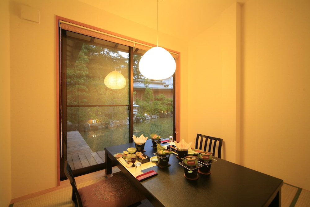 風の棟1階・露天風呂付和室10畳【お食事は遊花亭の個室にて】(チェックインは18：00まで) 客室内のダイニングエリア0 | 奈良万葉若草の宿 三笠