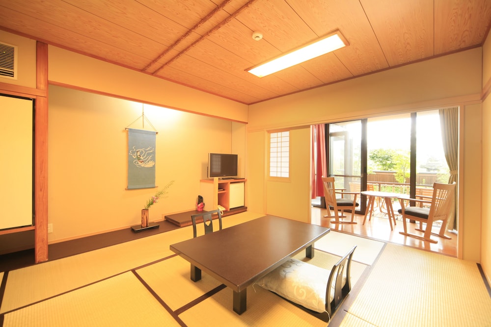 風の棟1階・露天風呂付和室10畳【お食事は遊花亭の個室にて】(チェックインは18：00まで) リビング エリア0 | 奈良万葉若草の宿 三笠