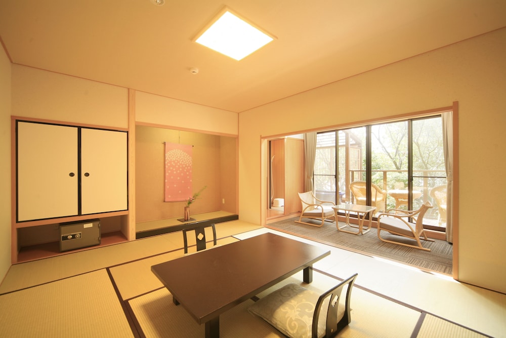 風の棟1階・露天風呂付きメゾネット客室【お食事は遊花亭の個室にて】(チェックインは18：00まで) 客室内のダイニングエリア0 | 奈良万葉若草の宿 三笠