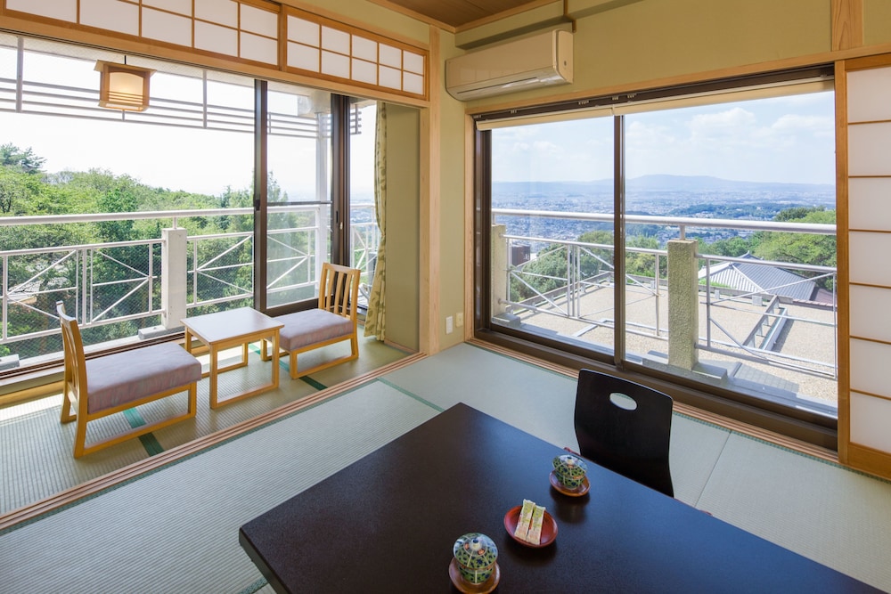 Panoramic Corner Japanese Style Room (Check in until 18:00) 客室2 | 奈良万葉若草の宿 三笠