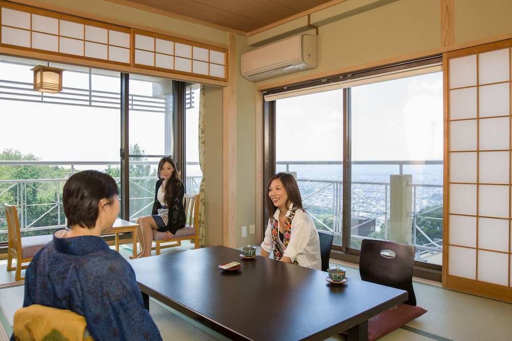Panoramic Corner Japanese Style Room (Check in until 18:00) 客室1 | 奈良万葉若草の宿 三笠