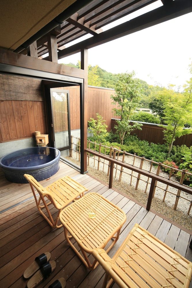 風の棟1階・露天風呂付和室10畳【お食事は遊花亭の個室にて】(チェックインは18：00まで) | 奈良万葉若草の宿 三笠