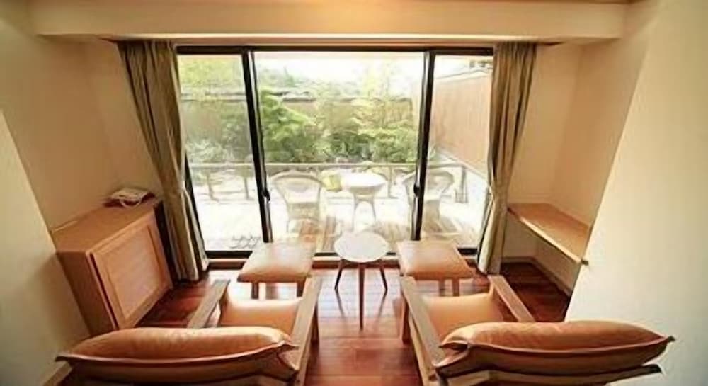 Special Japanese Western Style Room with Open Air Bath (Check in until 18:00) 客室2 | 奈良万葉若草の宿 三笠