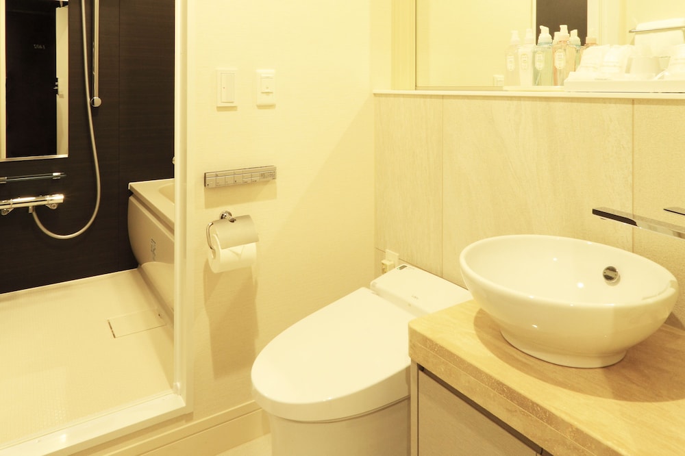 スーペリア ツインルーム 禁煙 (セミダブルベッド2台)<大人3名様よりソファーベッドをご用意> バスルーム2 | センチュリオン ホテル グランド 赤坂