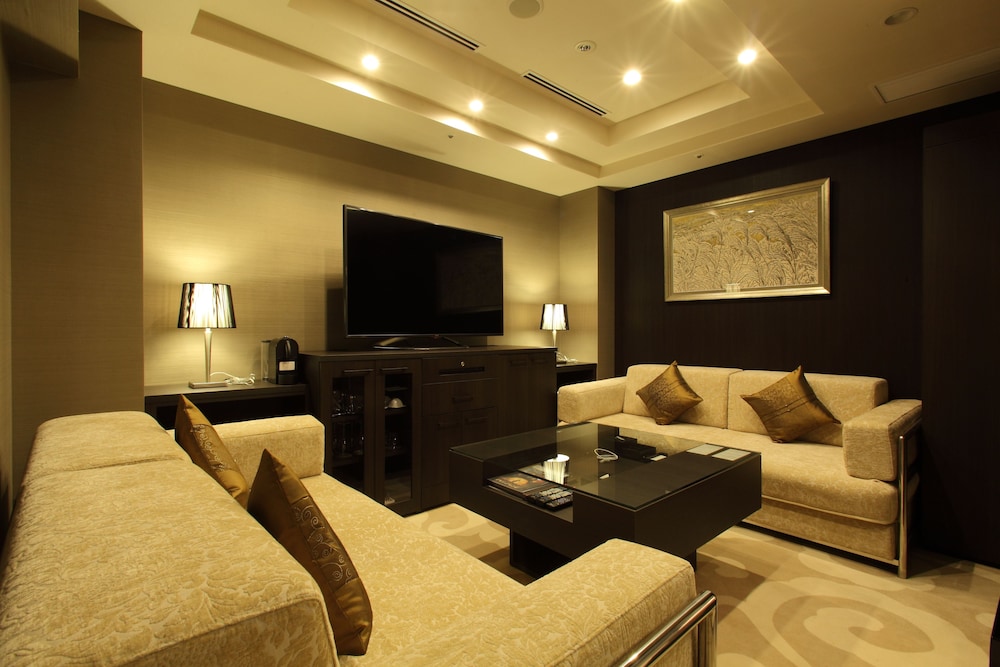 スイートルーム 禁煙 (クイーンベッド2台) -最上階-<大人5名様よりソファーベッドをご用意> リビング エリア0 | センチュリオン ホテル グランド 赤坂